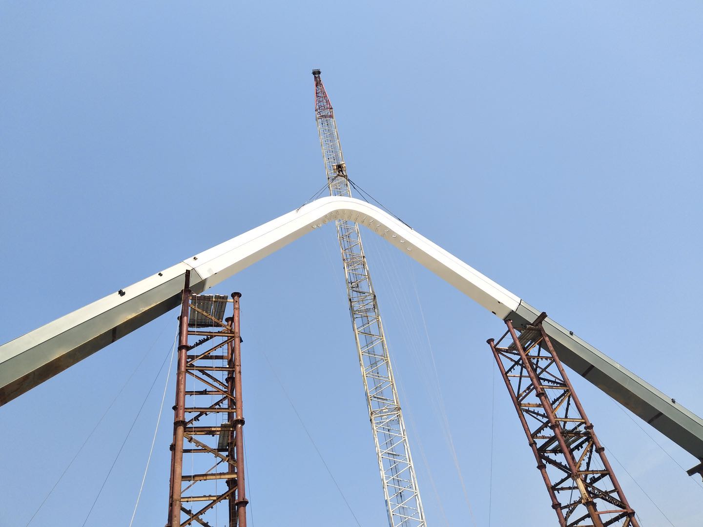 紫荊路跨龍王港河橋順利完成主拱合龍！