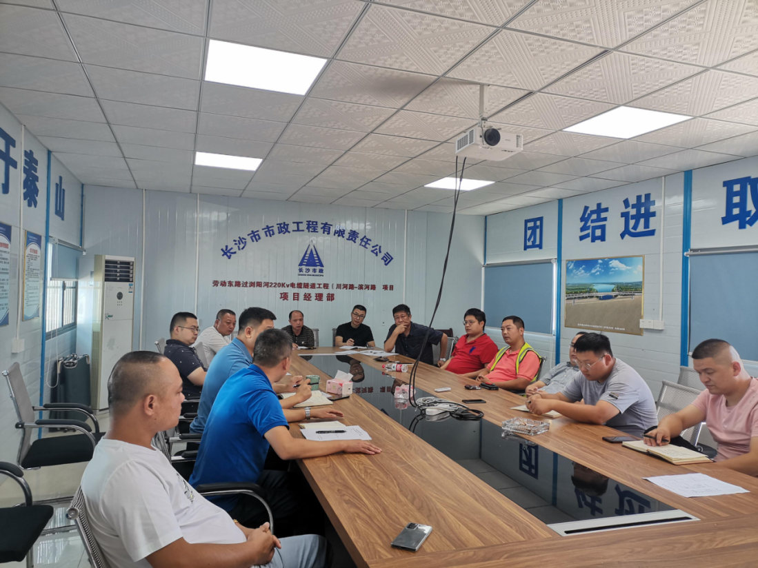 獻(xiàn)禮國(guó)慶 | 勞動(dòng)?xùn)|路過瀏陽(yáng)河220kV電纜隧道工程頂進(jìn)設(shè)備順利完成吊裝！